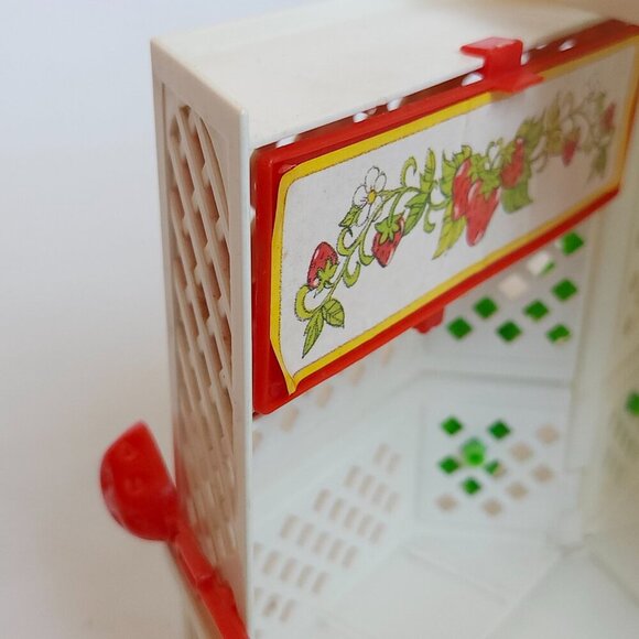 ADORABLE Vintage Strawberry Shortcake Gazebo American Greetings 1981 - Picture 10 of 15